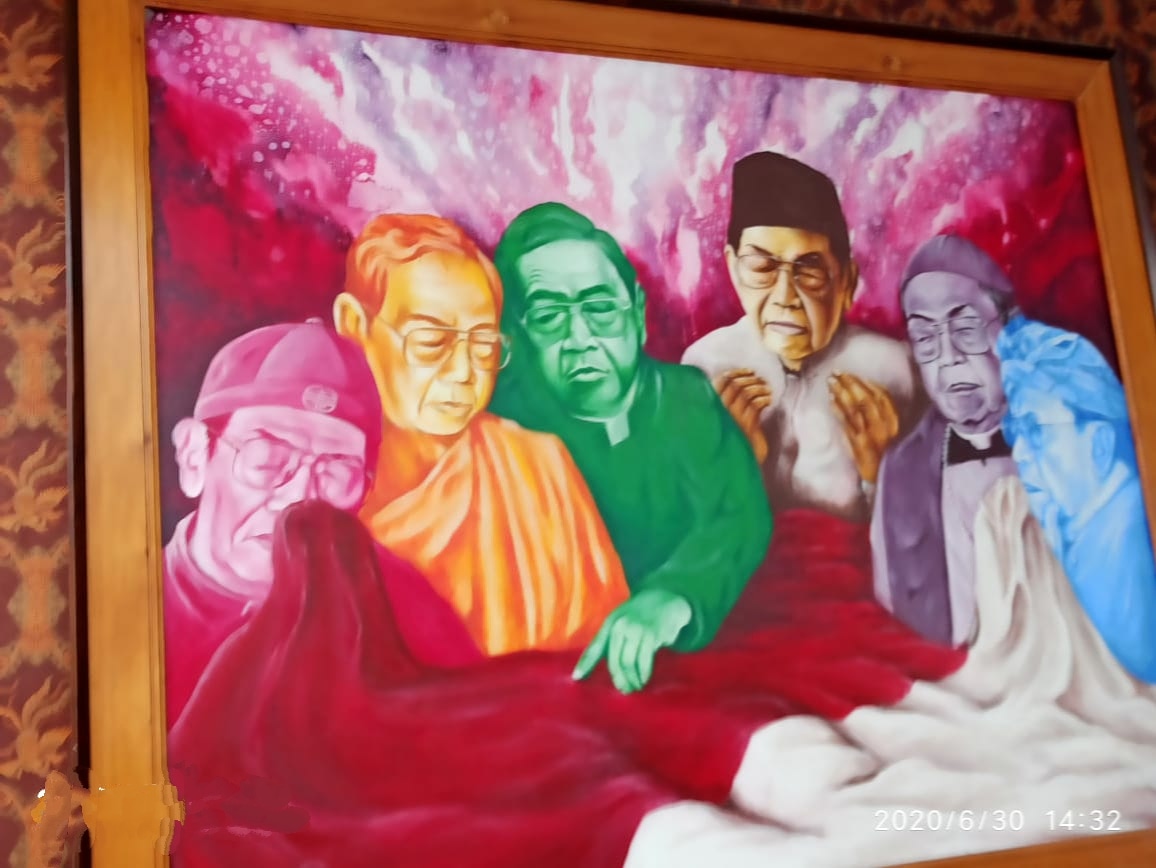 KhofifahIP's tweet photo. Melihat lukisan ini, mengingatkan saya apa yang pernah Gus Dur sampaikan, bahwa “Tidak penting apapun agama atau sukumu, kalau kamu bisa melakukan sesuatu yang baik untuk semua orang, orang tidak pernah tanya apa agamamu.”

Foto : Lukisan di Hotel Rosali, Situbondo. https://t.co/DYhwQAy5yf
