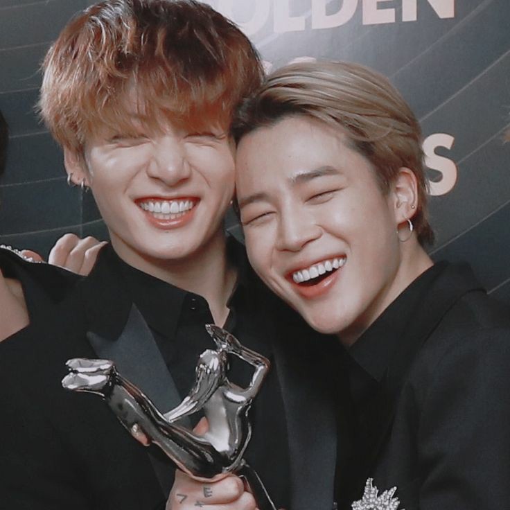 sunsettaea's tweet image. Sim vadia meu sonho é ver Jikook fazendo cover de stuck with u