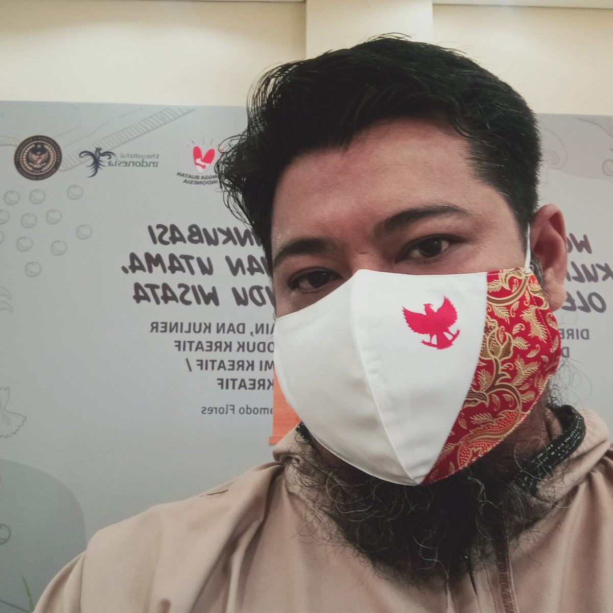 arieparikesit's tweet photo. #FMOTD
Face mask of the day
Greetings from #LabuanBajo h
Gaesss. https://t.co/F6cmebU62g