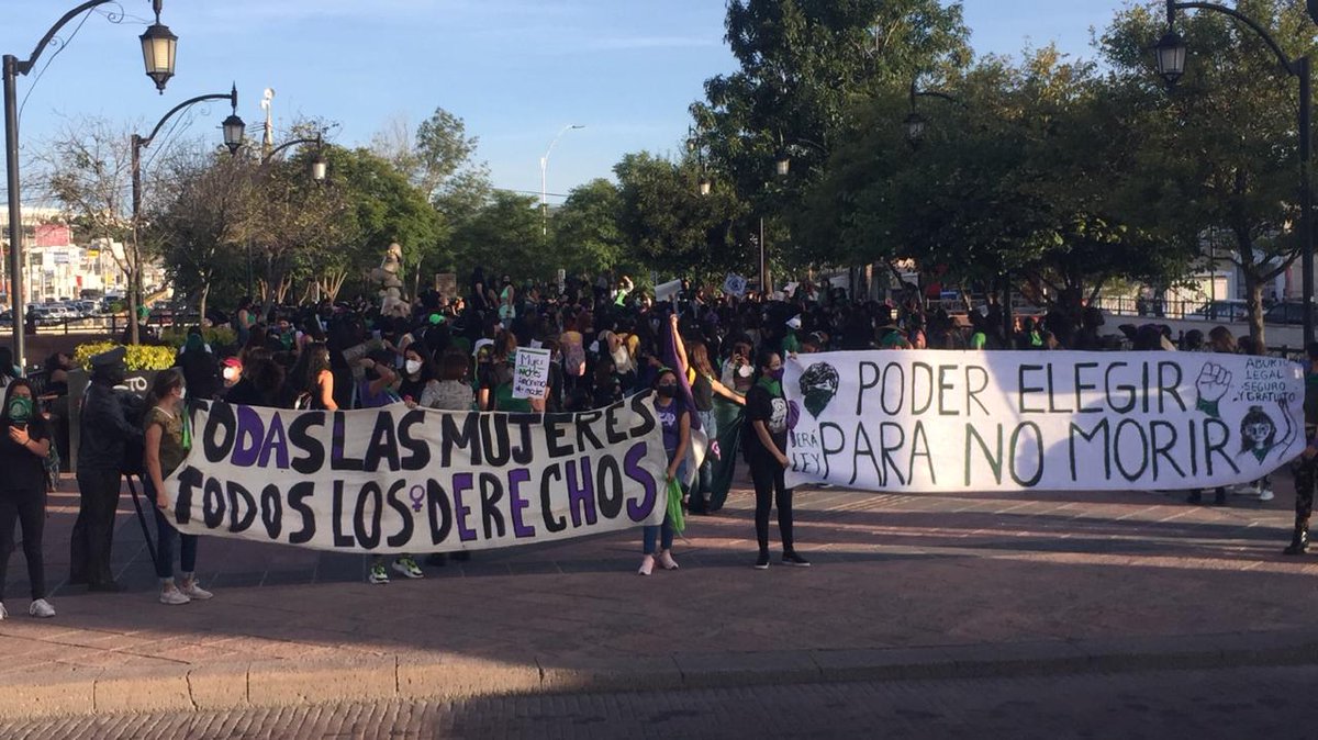 #EnVideo 📹 Se manifiestan feministas por el acceso al Aborto Legal y Seguro en Calzada de los Arcos
La iniciativa fue convocada en redes sociales, como antesala de la marcha feminista en la Ciudad de México.
👉https://t.co/lbouVT0sCu https://t.co/0AfEdMqBmB