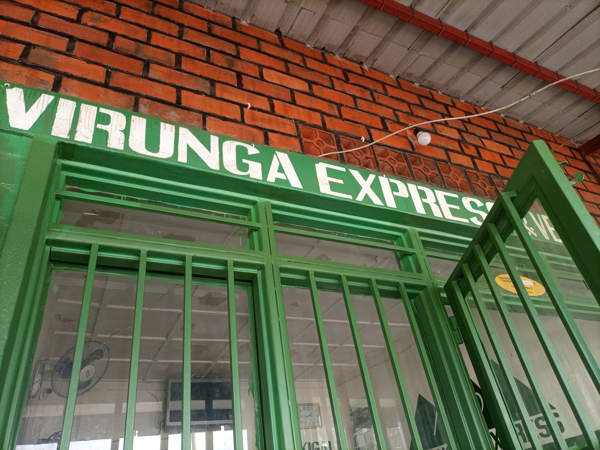 Iyo abantu nka VIRUNGA EXPRESS baguhaye message ko courrier yawe iri kuri office I Musanze. wazindukira kuri office yabo mu gitondo gufata ibintu byawe bati  ariko burya ntibirahagera ,ugategereza isaha hafi abiri..harya ubu ya mitangire ya serivisi ni iya RGB gusa ?Mubangayire