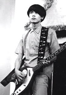 かつてはバンドの中でも地味だったベース いまその地位と人気が向上したのは音響機器の性能向上で安いイヤホンでもちゃんとベースが聴こえるようになったのではないか Togetter