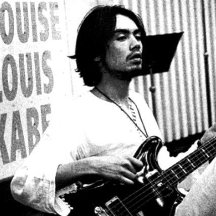 かつてはバンドの中でも地味だったベース いまその地位と人気が向上したのは音響機器の性能向上で安いイヤホンでもちゃんとベースが聴こえるようになったのではないか Togetter