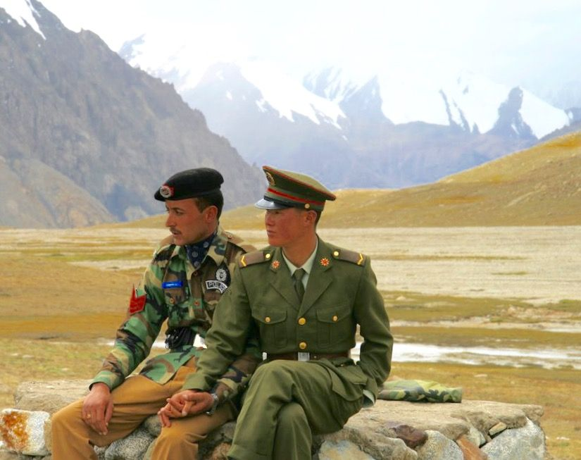 mrinalray9's tweet photo. A Paki and Cheeni soldier sitting hand in hand. #couplechallenge #Couple_Challenge #couplechallengeaccepted https://t.co/xEPqlBSqgo