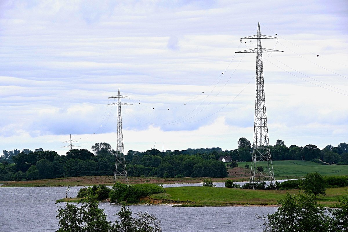 SH_Netz's tweet photo. Unsere Hochspannungsleitung zwischen #Sterup und #Süderbrarup wird nicht mehr benötigt. Wir bereiten gerade den Rückbau vor. Wegen Entfernung der Freileitung bei #Lindaunis über die #Schlei wird Wasserweg am 13. Okt. kurz für Schifffahrt gesperrt: https://t.co/b0DI2Z4R3l https://t.co/UAP76yVW8Z