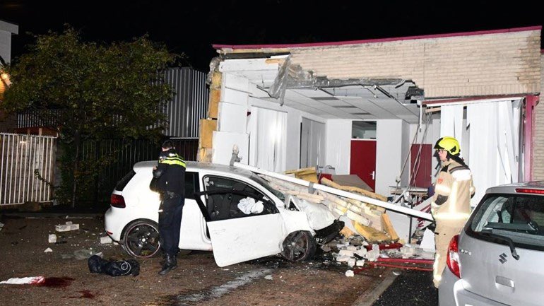 Auto rijdt gezondheidscentrum Vlissingen binnen ???? #Vlissingen #politie #ongeval #gewonden..