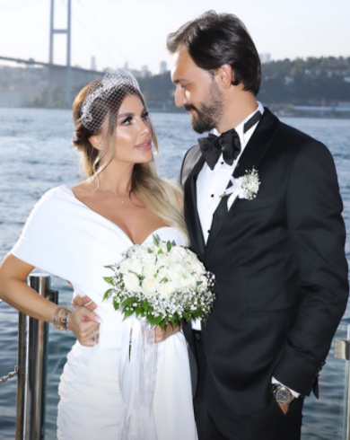 ExxenMagazin's tweet photo. Adanalı dizisindeki Pınar karakteriyle ünlenen oyuncu Tuğçe Özbudak, dün akşam kendisinden 12 yaş küçük nişanlısı Melikhan Kasım Kılıçarslan ile nikah kıydı. Salgın nedeniyle düğünlerini ertelediklerini açıklayan Özbudak'ın şahidi, Adanalı'dan rol arkadaşı Umut Oğuz oldu. https://t.co/QXw5CHtoqV