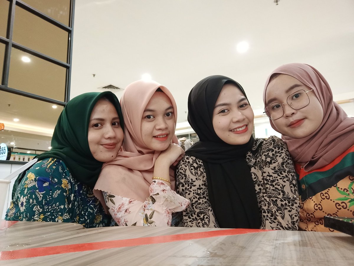 astutiayuu's tweet photo. Mama Muda vs Ciwi Abg 😍 https://t.co/u1UXcWeKlN