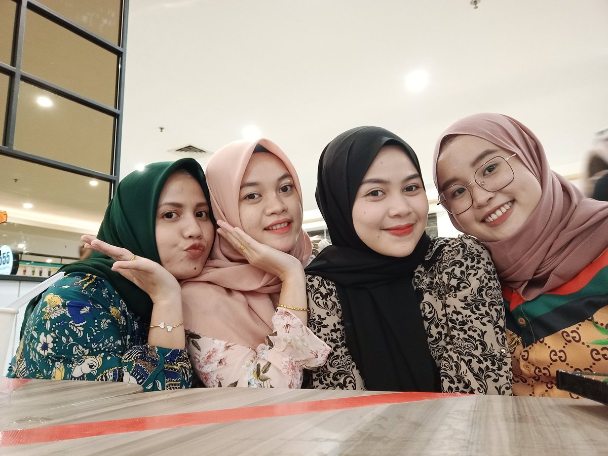astutiayuu's tweet photo. Mama Muda vs Ciwi Abg 😍 https://t.co/u1UXcWeKlN
