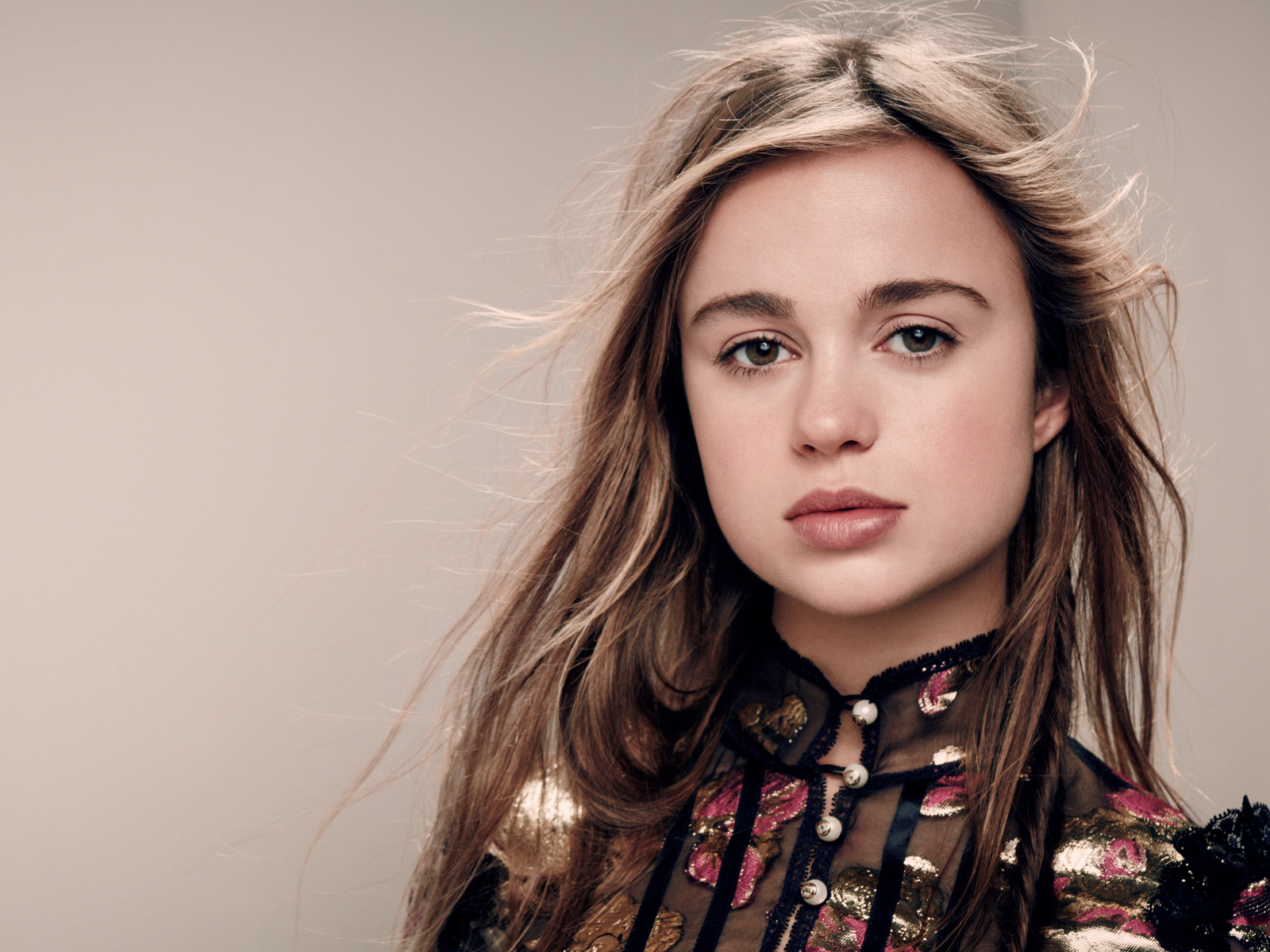 Elle Japan 発売中のエル ジャポン11月号には 最も美しいロイヤル と称される英国王室の新アイコン アメリア ウィンザー が登場 アートを愛し サステナブルに生き ノーマルな人生を望む 等身大の25歳の素顔に接近 C Karen Collins Trunk