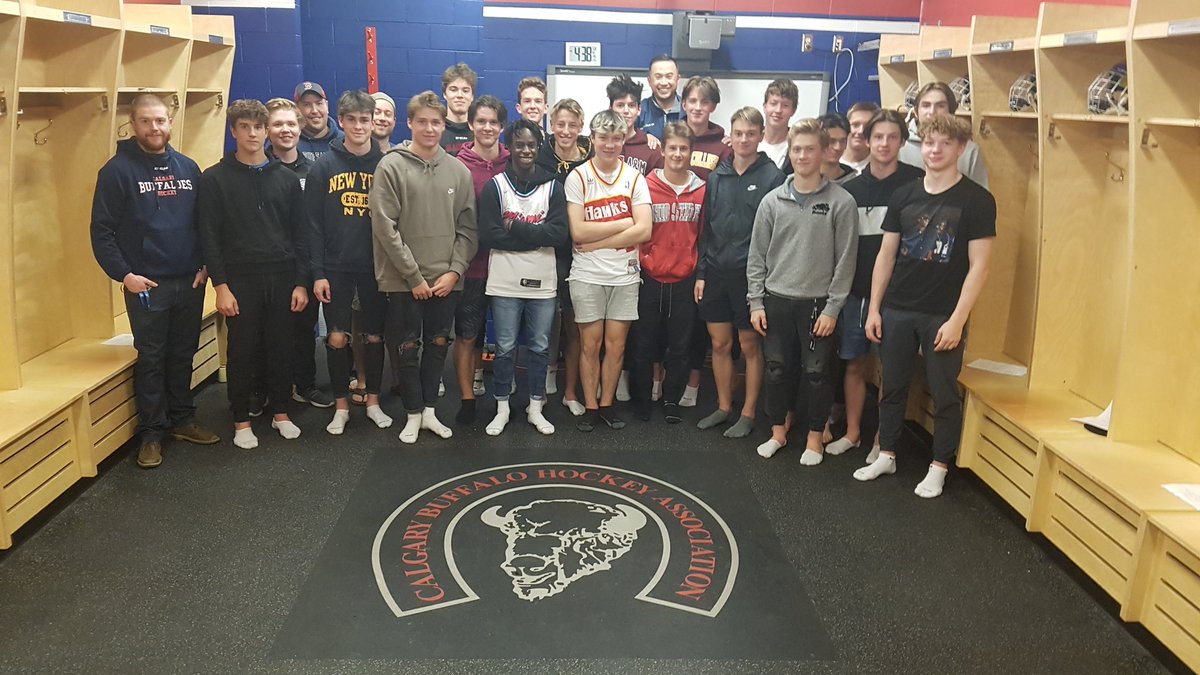 BuffsHockey's tweet image. Our 2020 Buffaloes moving into the room! Congrats guys!