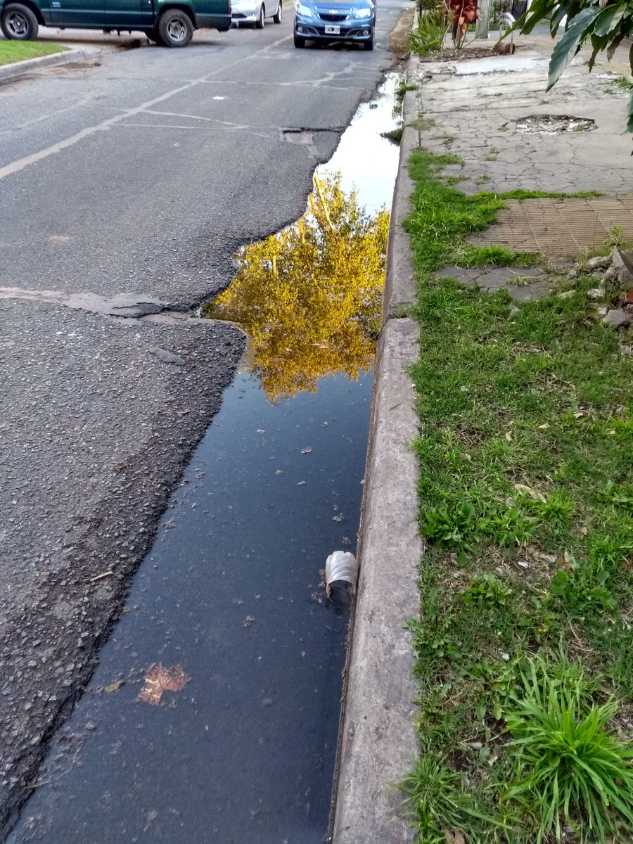 juan_cruz78's tweet photo. @andrespetrillo @peluconvolador @VivamosVL @MunroVL Llueve y no podés cruzar la calle,..la calle tiene pozos se llenan de agua y tenés que andar esquivando el agua cada vez que pasa un auto..una canaleta para que corra el agua y sacar el desnivel del asfalto si no es una pileta cada vez que llueve @andrespetrillo @VivamosVL #munro https://t.co/7XMzlshe9W