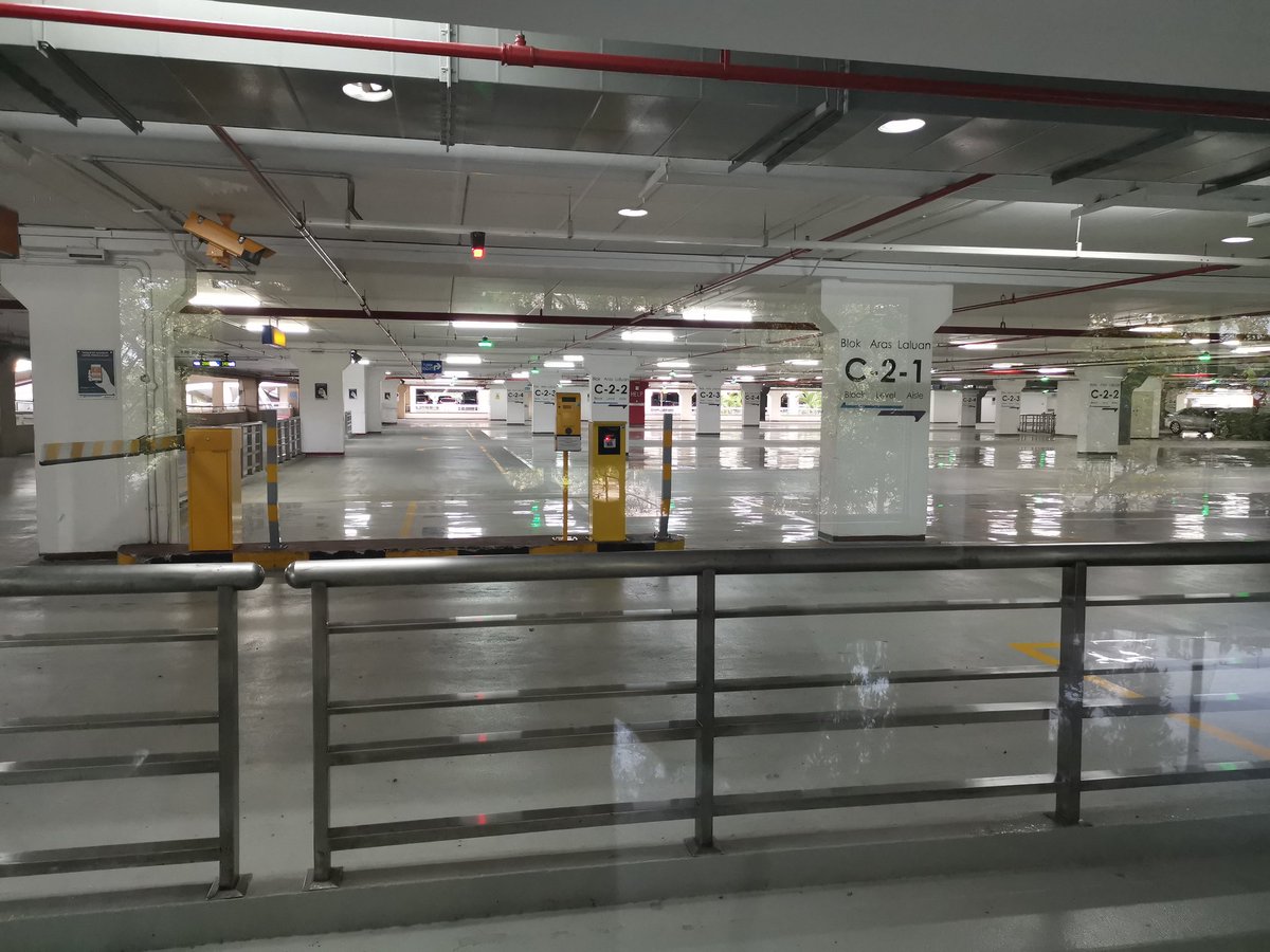sitiraudzah's tweet photo. Kapal terbang di KLIA yang direhatkan. Maka beribu pekerja juga turut diberhentikan.  Jurutera, pekerja teknikal, pramugara, kakak pencuci dan ramai lagi. Kosong. Semuanya telah dibungkus. Bagi para pekerja yang telah hilang punca pendapatan, apakah yang mereka hendak jimatkan? https://t.co/bvj73ipEH1