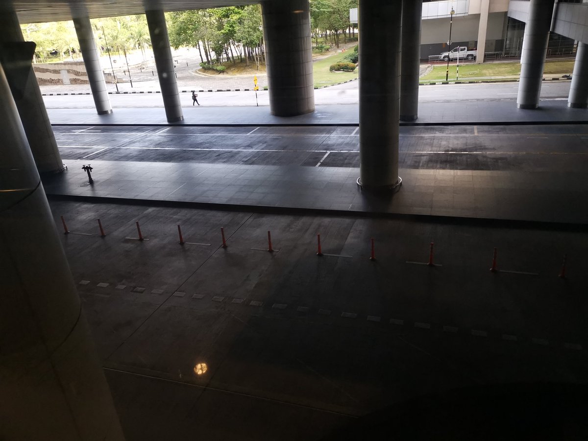 Kapal terbang di KLIA yang direhatkan. Maka beribu pekerja juga turut diberhentikan.  Jurutera, pekerja teknikal, pramugara, kakak pencuci dan ramai lagi. Kosong. Semuanya telah dibungkus. Bagi para pekerja yang telah hilang punca pendapatan, apakah yang mereka hendak jimatkan?