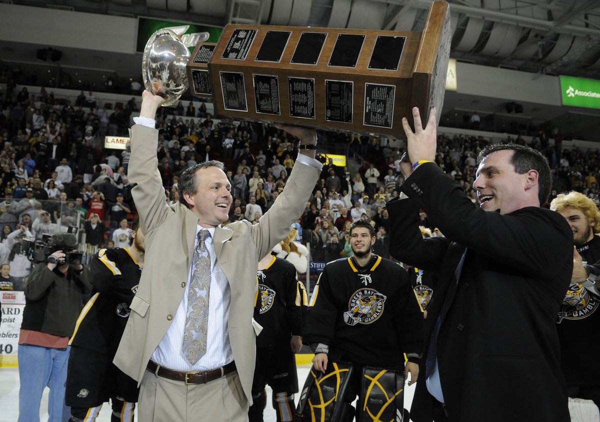 chrismpeters's tweet photo. Jon Cooper: Lawyer>Lansing Catholic HS coach>Jr. B Silver Cup>NAHL Robertson Cup>USHL Clark Cup>Calder Cup>Stanley Cup. https://t.co/l1iLRWnI3t