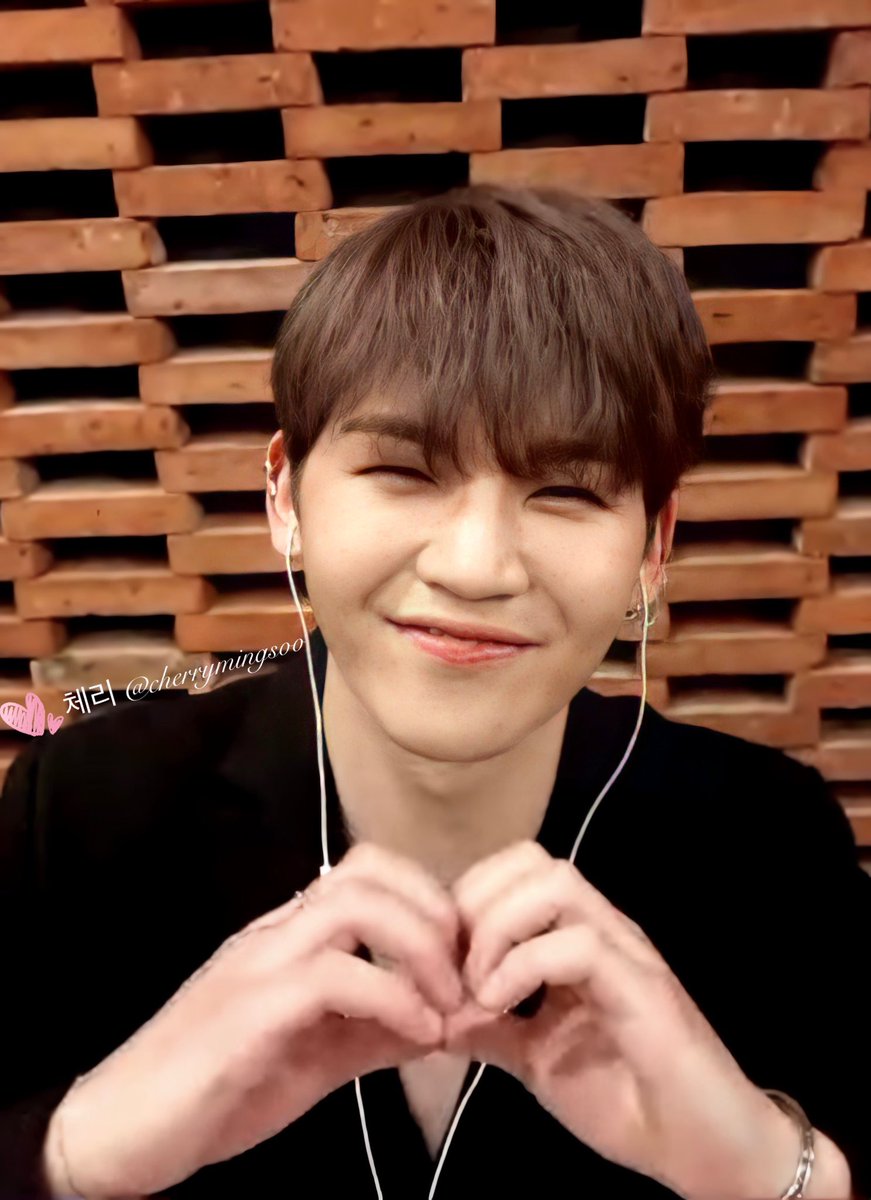 I actually showed my fansign video to my parents last night. My mom originally likes Sunyoul and when it was Kuhn’s turn she was like “he’s really handsome! He smiles beautifully!”I guess I’m not the only one who got  #KUHNED in our family. HAHAHA