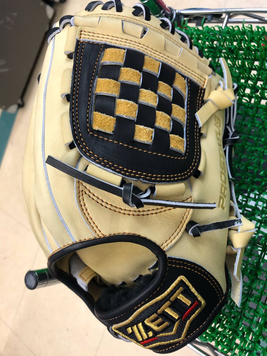 sportszyuenHB1F's tweet image. #ZETT #PROSTATUS  （軟式）から限定モデルのグラブの紹介です✨

新色キャメルにブラックを組み合わせたお洒落なカラーリンググラブです😆
補給面の張りと最適なしなやかさと耐久性を持ち合わせています♪
大人気の商品なのでお早めに😆💨