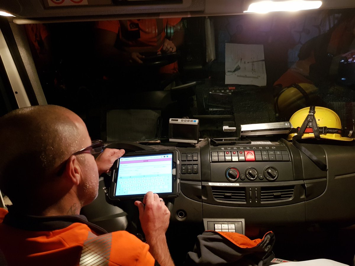 CARREREAlexand1's tweet photo. L'équipe caténaire de #Montereau de l'#IFPSE digitalise les procédures de sécurité pour rénover les infrastructures en gare de #StMammès sur la #LigneR @SNCFReseau . Engagement, efficacité et ouverture sont au RDV, bravo ! https://t.co/nkVOVD06wy
