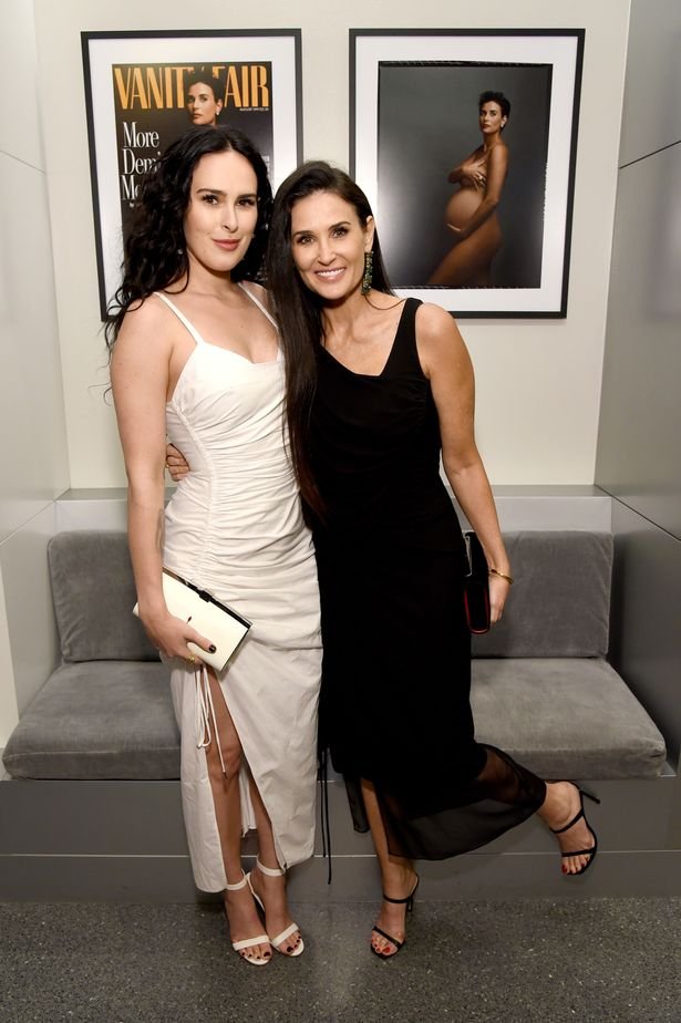 @MirrorCeleb @kuku27 Rumer Willis with her mum, Demi Moore https://t.co/eRD4fBaHkL