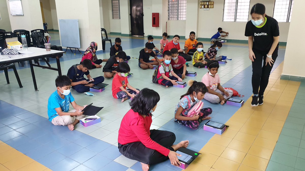 ytlfoundation's tweet photo. B40 households from PPR Sri Pantai KL received tablets with 40GB Internet data to continue their education virtually. 
@myDeloitte sponsored the tablets and collaborated with YTL Foundation to provide Yes 4G SIM cards with free mobile data.
#BuildingTheRightThing
#LearnFromHome https://t.co/dRZuwuba9d