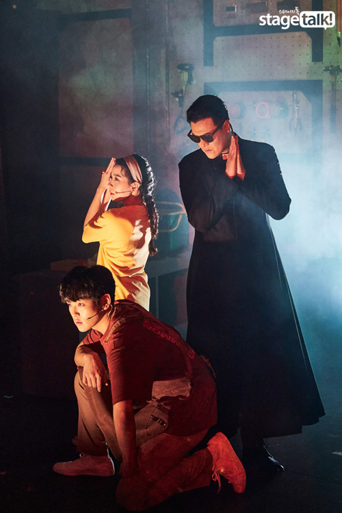 stagetalk421's tweet photo. ❝지나치게 무거운 색으로 가득했던 소극장 창작 뮤지컬 시장에 새로운 가능성을 제시하는 작품❞ #뮤지컬 <#블러디사일런스>를 장경진의 지금 이 뮤지컬에서 만나보세요. https://t.co/UEQ8cHrYQ3 *공연은 10월 18일까지입니다 :) https://t.co/er25qo9qcJ