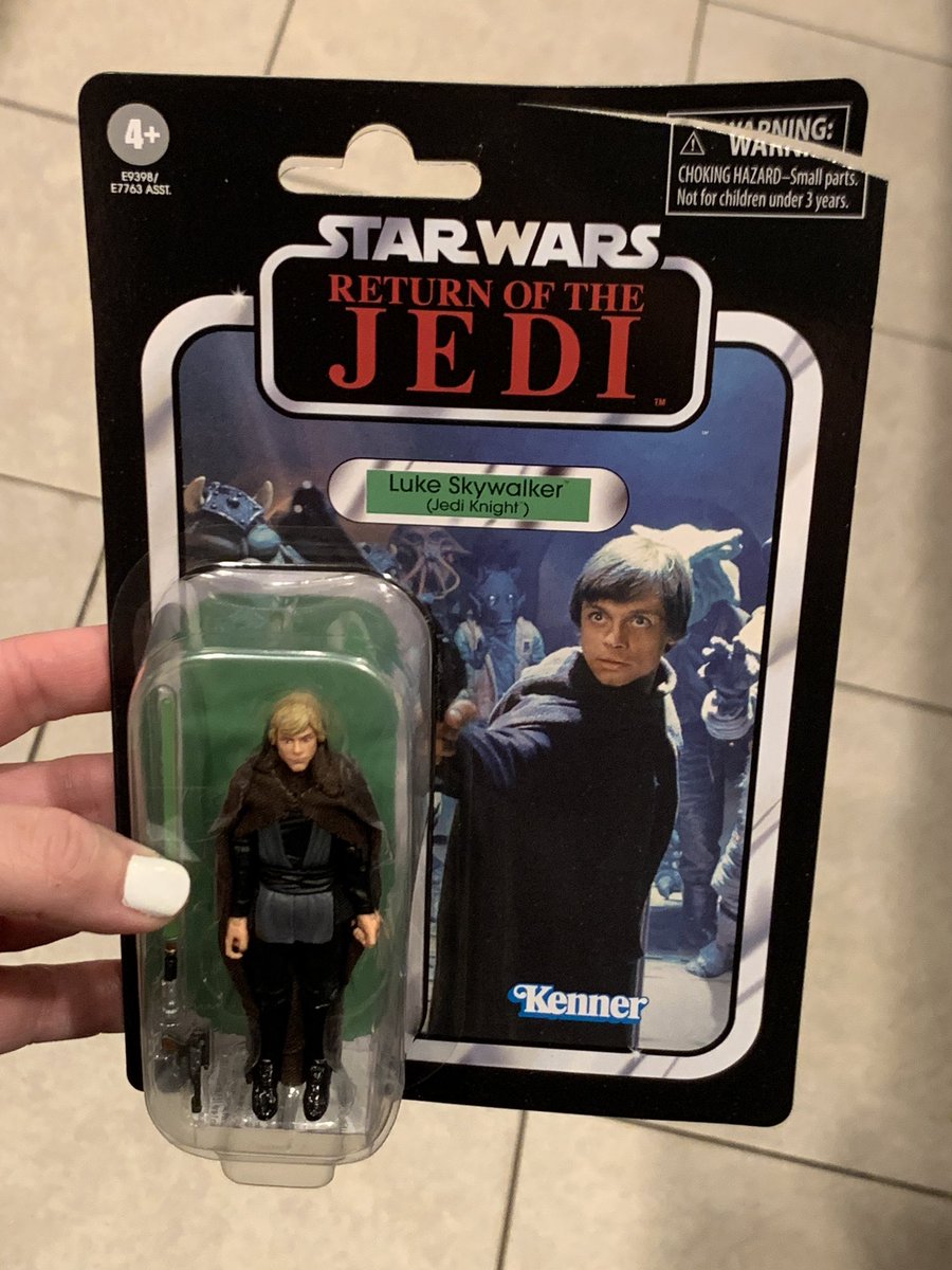 So I pulled a @woozlindemon. Brand new figure freshly delivered from Amazon in a bubbleope. I cut it open along the edge, and well, Luke has more than just a sliced off hand. https://t.co/ax7QMg0cn3