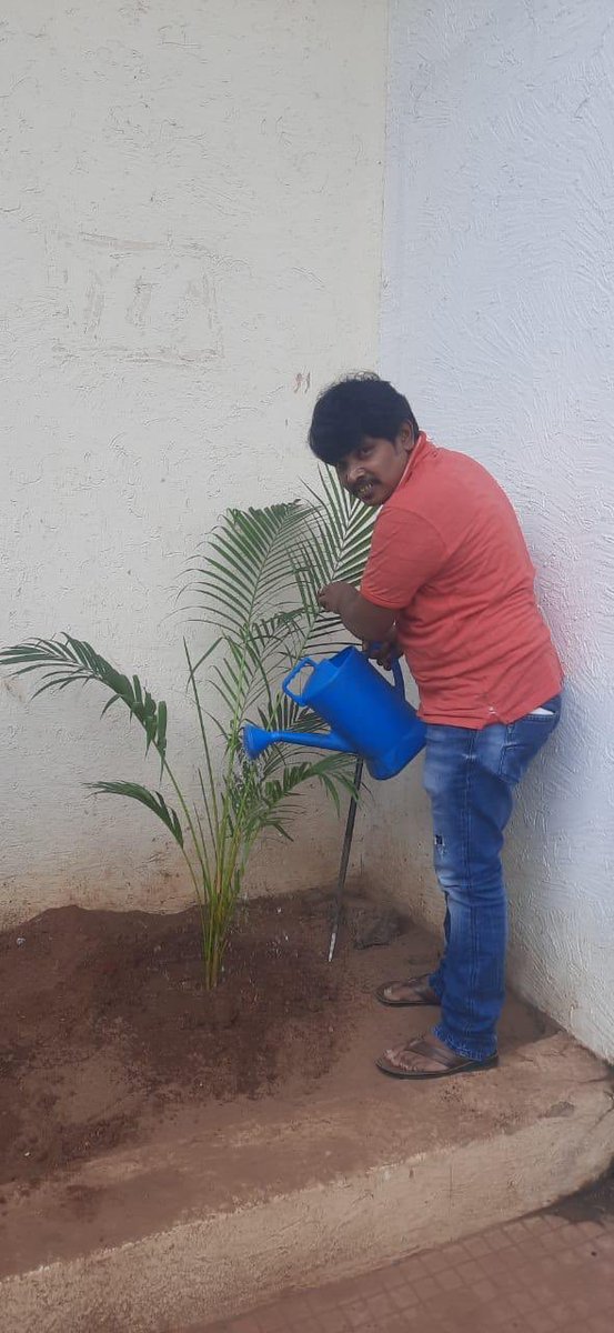 . @sampoornesh participated in #GreenindiaChallenge 🌱 initiated by honorable MP Shri @MPsantoshtrs by planting saplings at his home in Yusufguda.
Further nominated his friends #Sameer, #Sivajyothi and director #StevenShankar to continue the chain. 💚 #HarithaHaaram