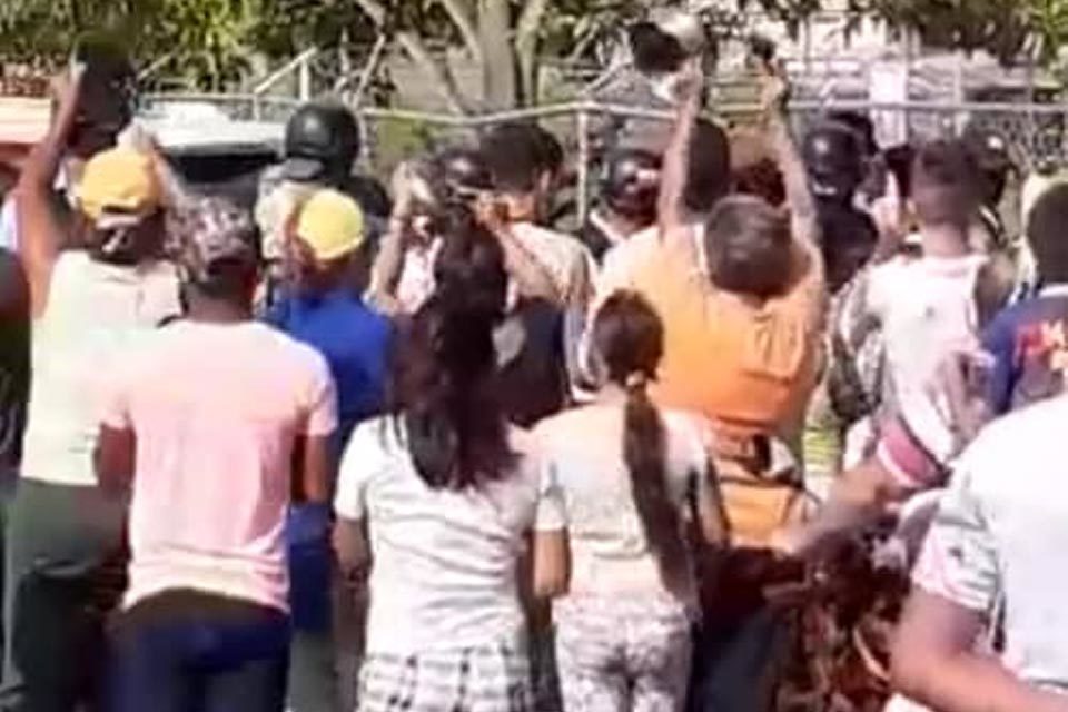 DiarioTalCual's tweet photo. Manifestantes expulsan a gobernador y alcaldesa chavistas en un acto del Psuv en Upata #TalCual #ClaroyRaspao #AsíComoLoOye https://t.co/ju3Os5Eiux https://t.co/3SpRGIYwUW