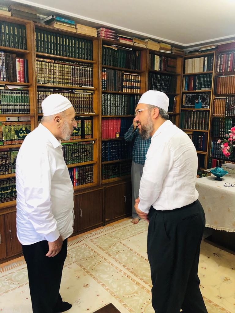 ihsanhocaresmi's tweet photo. Talebesi olmakla şerefyap olduğum Halil Günenç Hocamız hayattadır. Kendisiyle biraz önce görüştüm,vefat haberi doğru değildir.Ehamdülillah ki sağlık durumu iyidir.Allah Teala 90 yaşında ki hocamıza hayırlı ve bereketli ömürler ihsan buyursun, daha çok talebeler yetiştirsin. https://t.co/po1HHwajBi