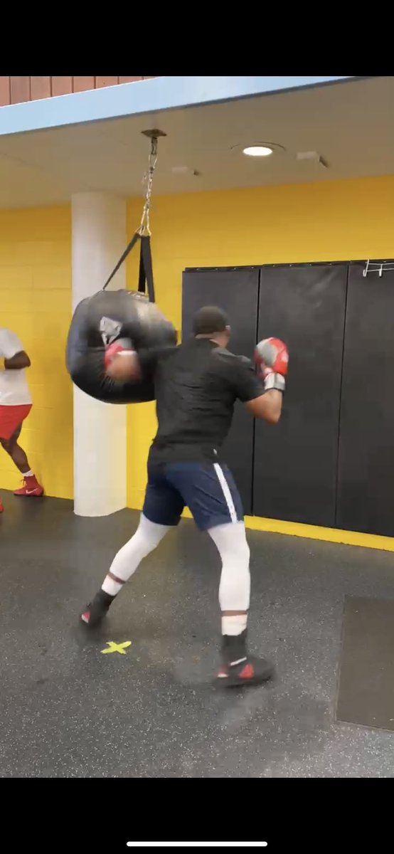 __SwaggyE's tweet photo. Body snatcher bag, but I’m tryna snatch yo face off🤫 #Soulja #2Clips #Boxing #comebackseason https://t.co/NURpVrehN9