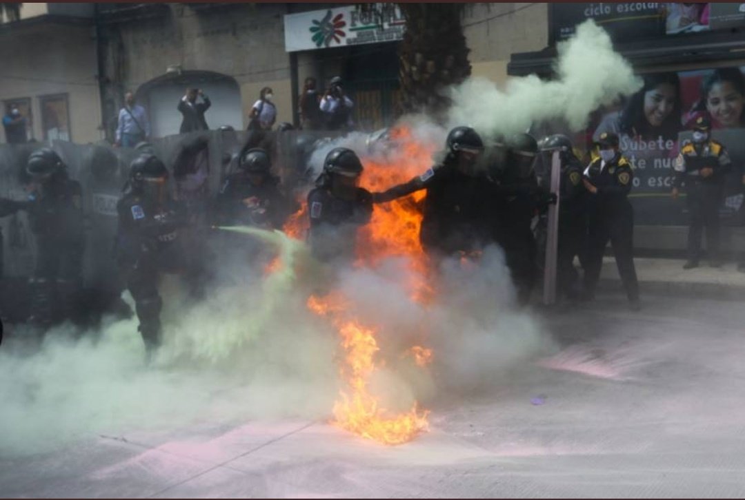 Katsuragui's tweet photo. @AlmaDeliaMC @Claudiashein @lopezobrador_ Aja🙄🤬😡
Era polvo de extintor ,inútil! https://t.co/Eb2hwrlKzT