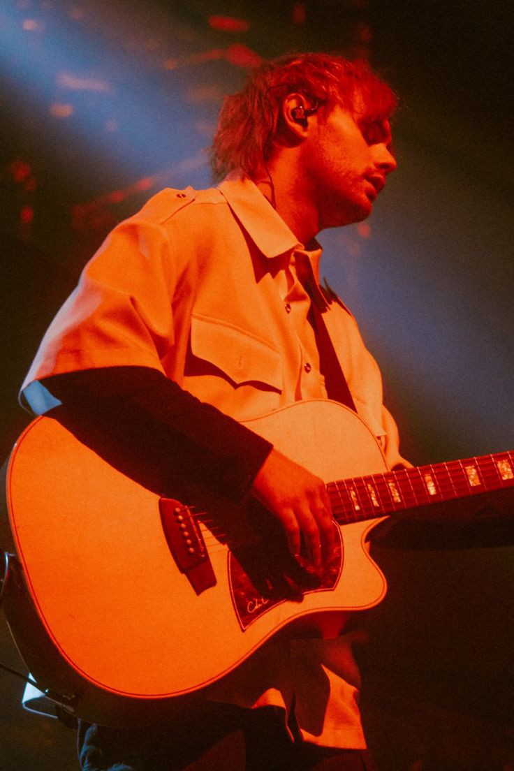 —michael clifford on stage, a powerful thread ✶