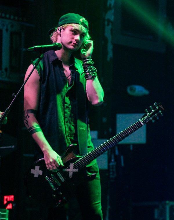 —michael clifford on stage, a powerful thread ✶