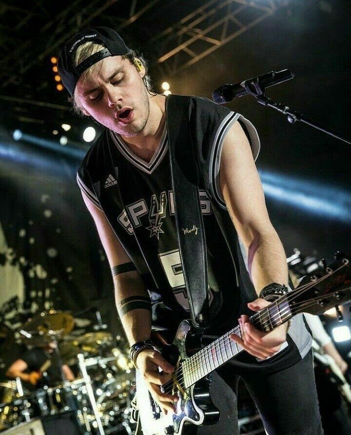 —michael clifford on stage, a powerful thread ✶