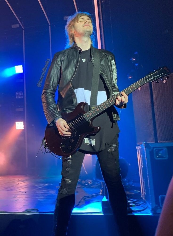 —michael clifford on stage, a powerful thread ✶