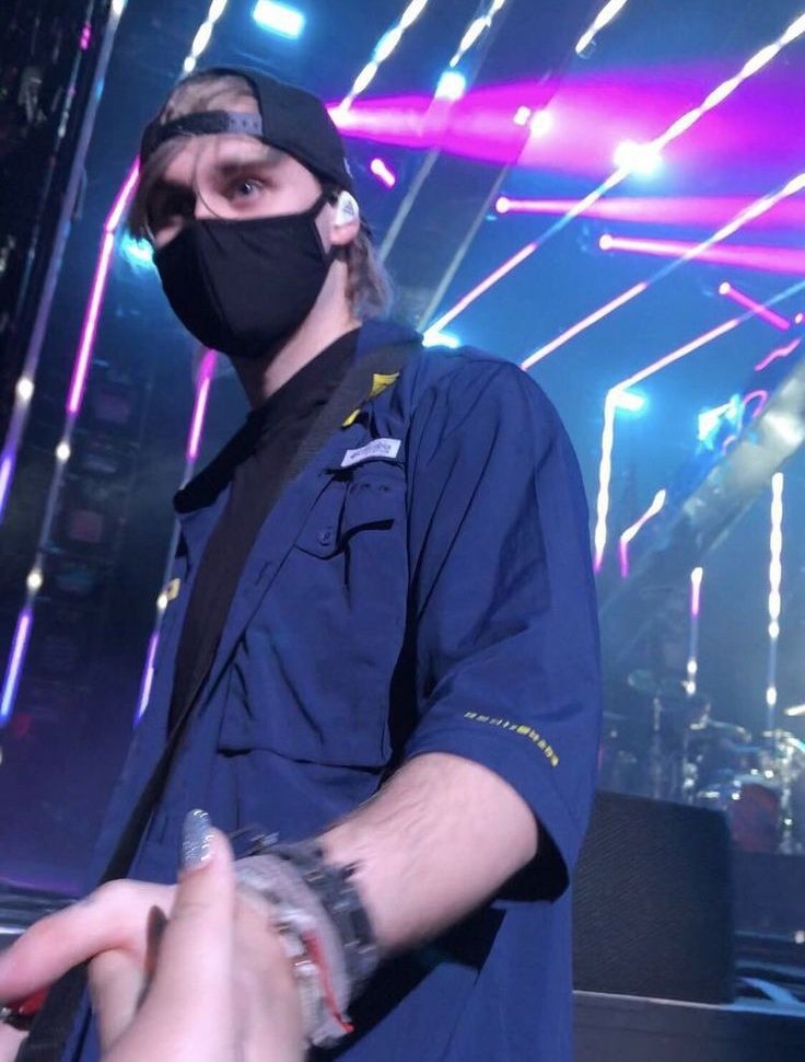 —michael clifford on stage, a powerful thread ✶