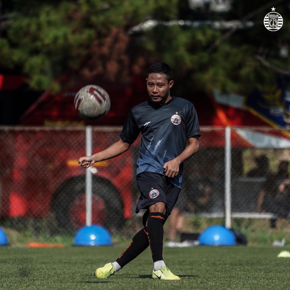 Persija_Jkt's tweet photo. Berlatih tanpa letih ⚽️👆

#BelieveIn12 #PersijaJakarta https://t.co/9eBy425SsG