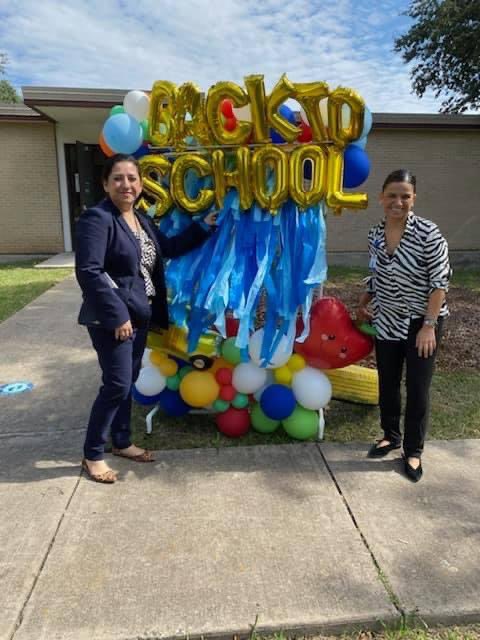 Yvette_HIPPY's tweet photo. Early Learning Specialists were ready to greet PreK Students on there first day of face to face instruction. #firstdayofschool2020 #firstfacetoface #ACE @ICanReadDallas @dallasschools https://t.co/DJsWqgW40X