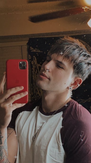 Shitty boy band member https://t.co/fOaE9WnSmb