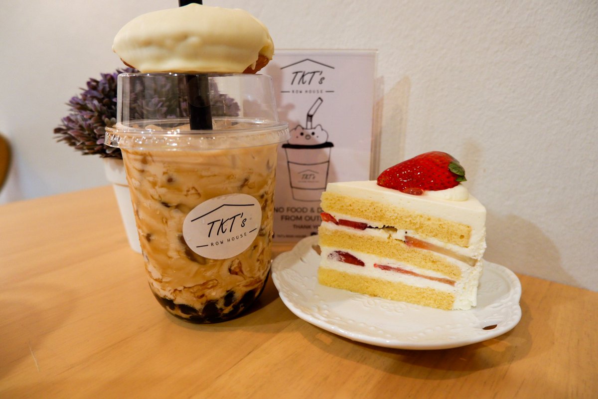 QianxiBDProject's tweet photo. มาต่อกันที่เมนูของหวานและเครื่องดื่มของร้าน TKT's ROW HOUSE นะคะทางร้านมีเมนูเครื่องดื่มที่หลากหลายราคาเริ่มต้นตั้งแต่ 45-125 บาท
ในส่วนของของหวานในวันที่28-29.11ทางบ้านจะมี Special Menu เฉพาะของอี้เหล่าซือด้วยค่า

-TBC-
#QianxiBDProject #Qianxi #JacksonYee https://t.co/m5kcgt76wA