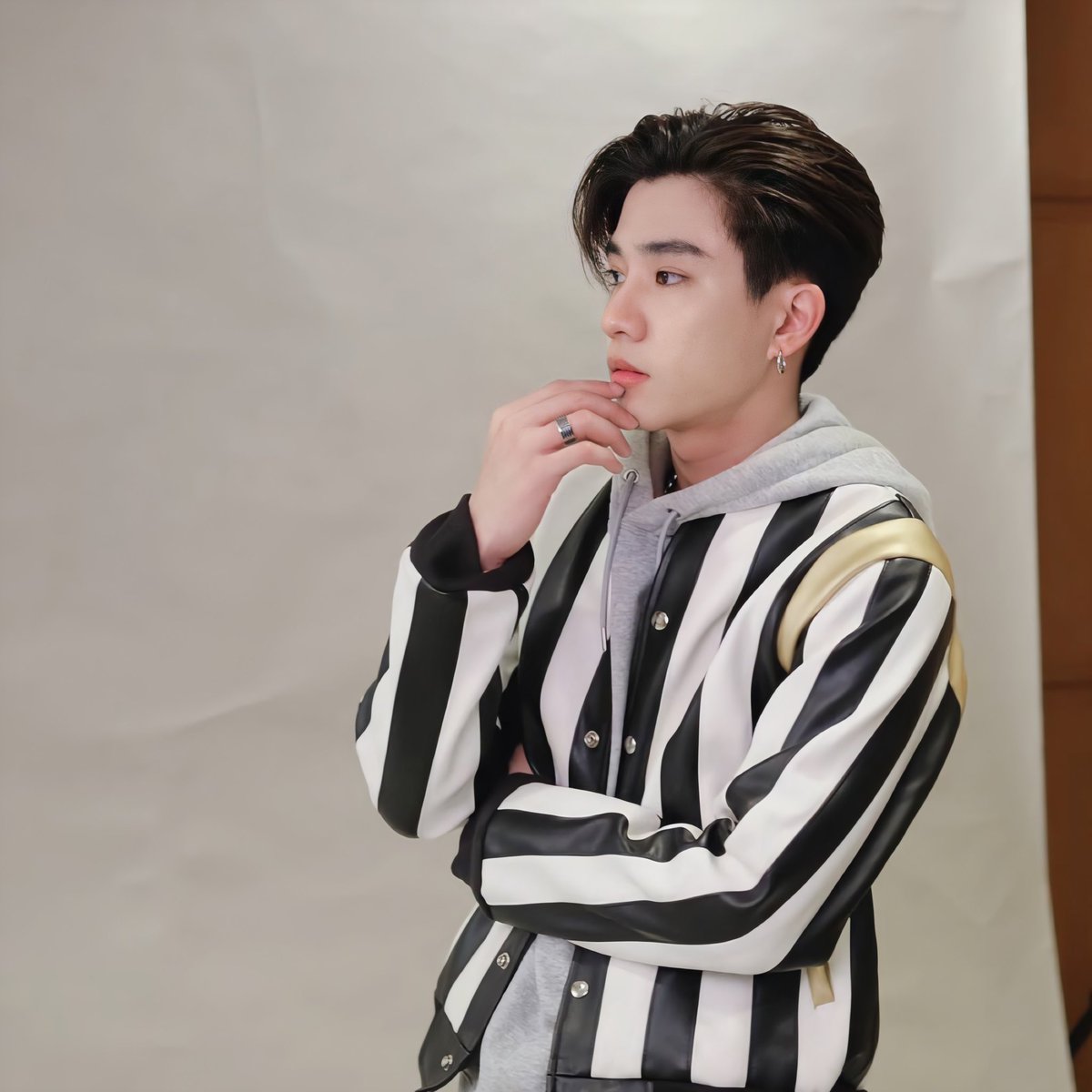 chenoeyp's tweet photo. [𝗘𝗗𝗜𝗧] ; 

หล่อขนาดนี้ ไม่ซื้อไม่ได้แล้วปะ ! 🖤 https://t.co/SAWD5LCrvd
