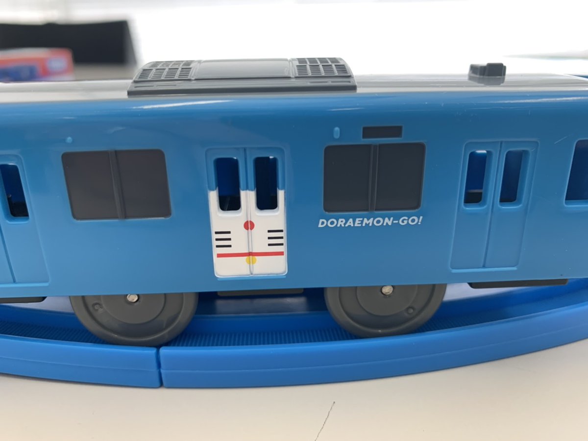 タカラトミー 商品担当の功名な罠にまんまとハマったので 紹介します 本日 西武鉄道さんから発表された ドラえもんラッピング車両 西武鉄道系 Doraemon Go ドラえもんごう をプラレールで早速商品化します 12月発売ですのでお楽しみにー