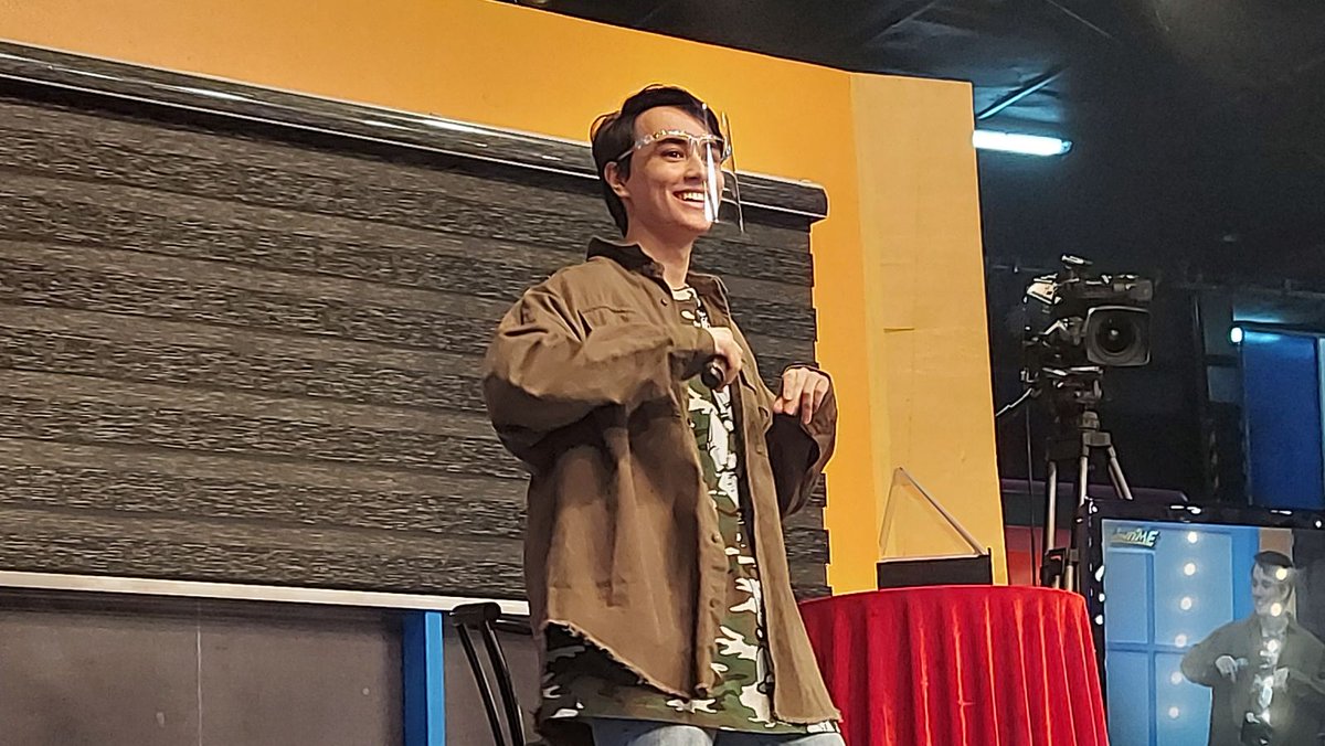 itsShowtimeNa's tweet photo. #ShowtimeHideAndSing Tuesday with Edward Barber! https://t.co/zLboUlLcmY