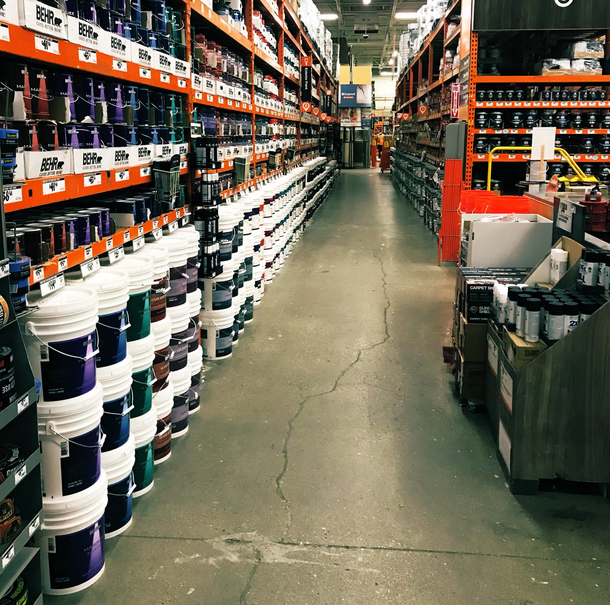 It’s the simple things that make a difference. Paul closing down paint tonight. #DrivingD53 #PacNorthProud #4403TheBeast