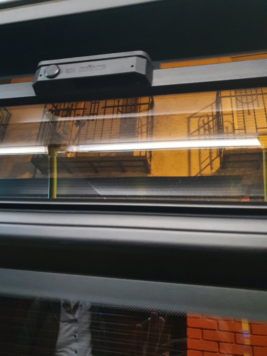 CarolinaAbejon's tweet photo. @EMTmadrid ¿estas ventanas no se pueden abrir? Esta el autobús lleno de gente y no hay ningún tipo de ventilación, más de uno tose y dudo de la cantidad de días que llevan con la misma mascarilla...debería poderse tener una renovación de aire continua https://t.co/SLcQnykfe3