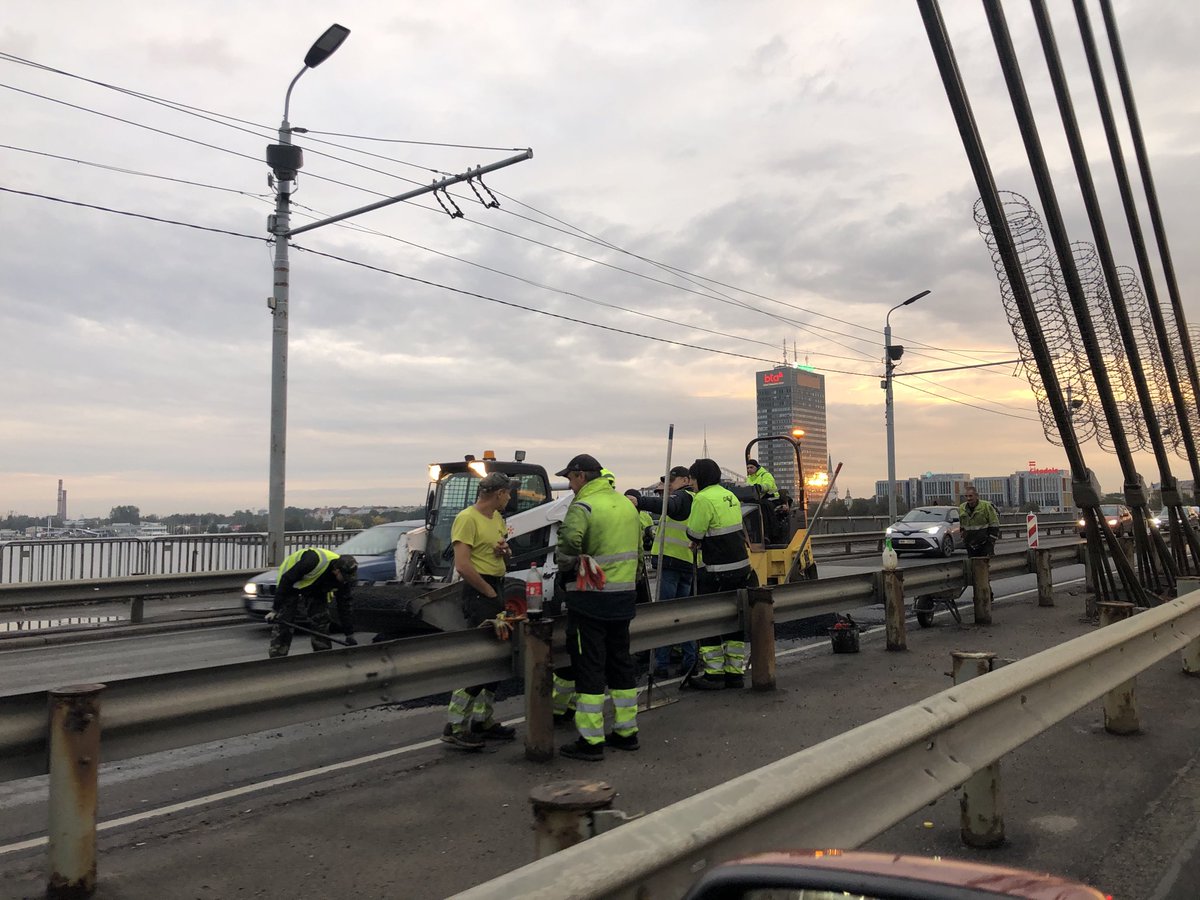 Paldies Makronam par tilta remontu. Gan jau arī ko piekrāsos..