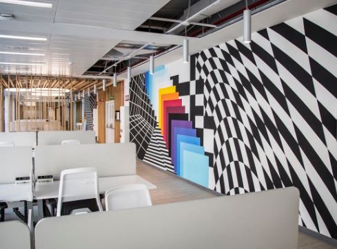 La empresa #Amazon busca contratar a más de 100 profesionales para su Centro de Desarrollo de Software de #Madrid. 

Para ello celebrará una feria de #empleo virtual el 7 de octubre. Accede a la convocatoria ➡️ bit.ly/3cHTXva