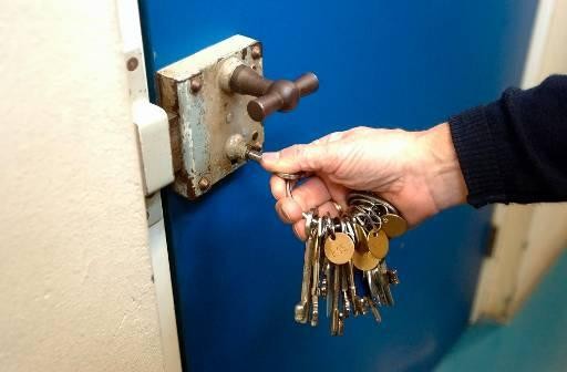 Aangehouden tbs'er Henk E. blijft langer in voorarrest als verdachte van overval op supermarkt in Den Helder..