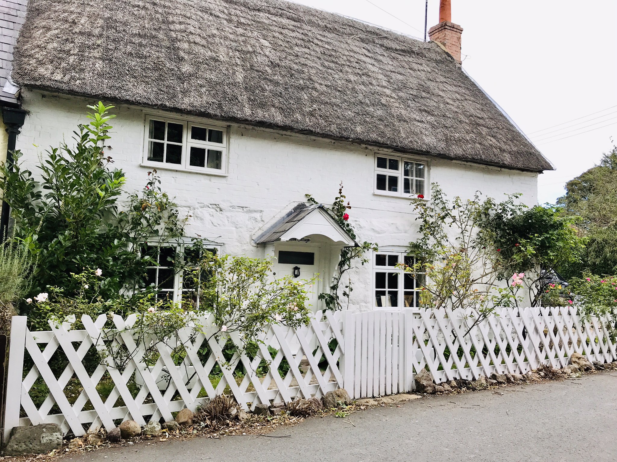 キーリー聡美 スピリチュアルライフコーチ こういう可愛い家を見ると イギリス大好き って実感します 古い茅葺き屋根のコテージは大体玄関のドアが低いんですよ 昔の人は背が低かったから 可愛い家 イギリス暮らし T Co F7pzcl9bd0