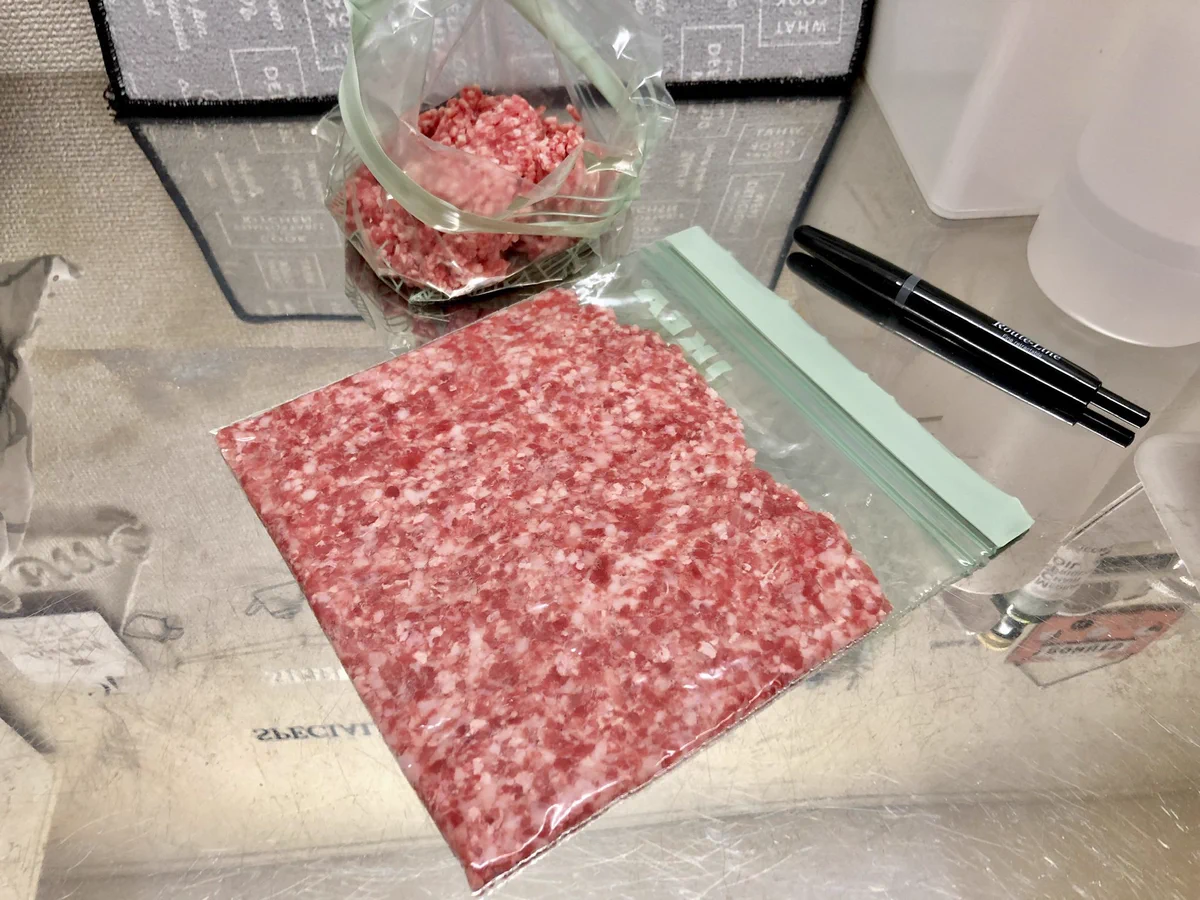 ちょっとした一手間で解凍がぐっと楽に！ひき肉を凍らせる時はこんな風にすると便利！